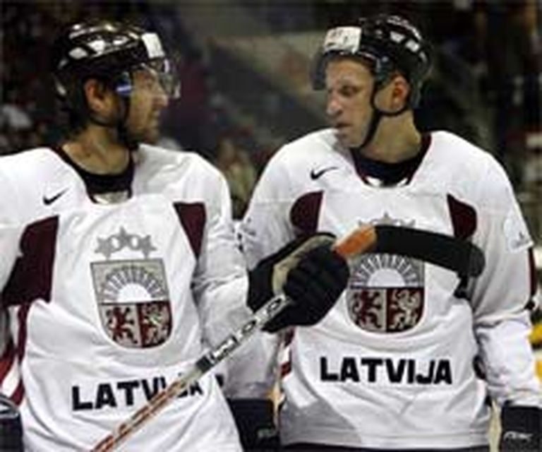 Arvīds Reķis (no labās) un Agris Saviels šajā čempionātā bija stabilākais Latvijas izlases aizsargu pāris. 