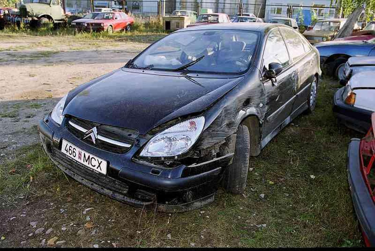 2002. aasta suvel paiskus taas joobetunnustega roolis olnud Jüri Kaver oma autoga üle katuse. Fotol tema tollane sõiduauto.