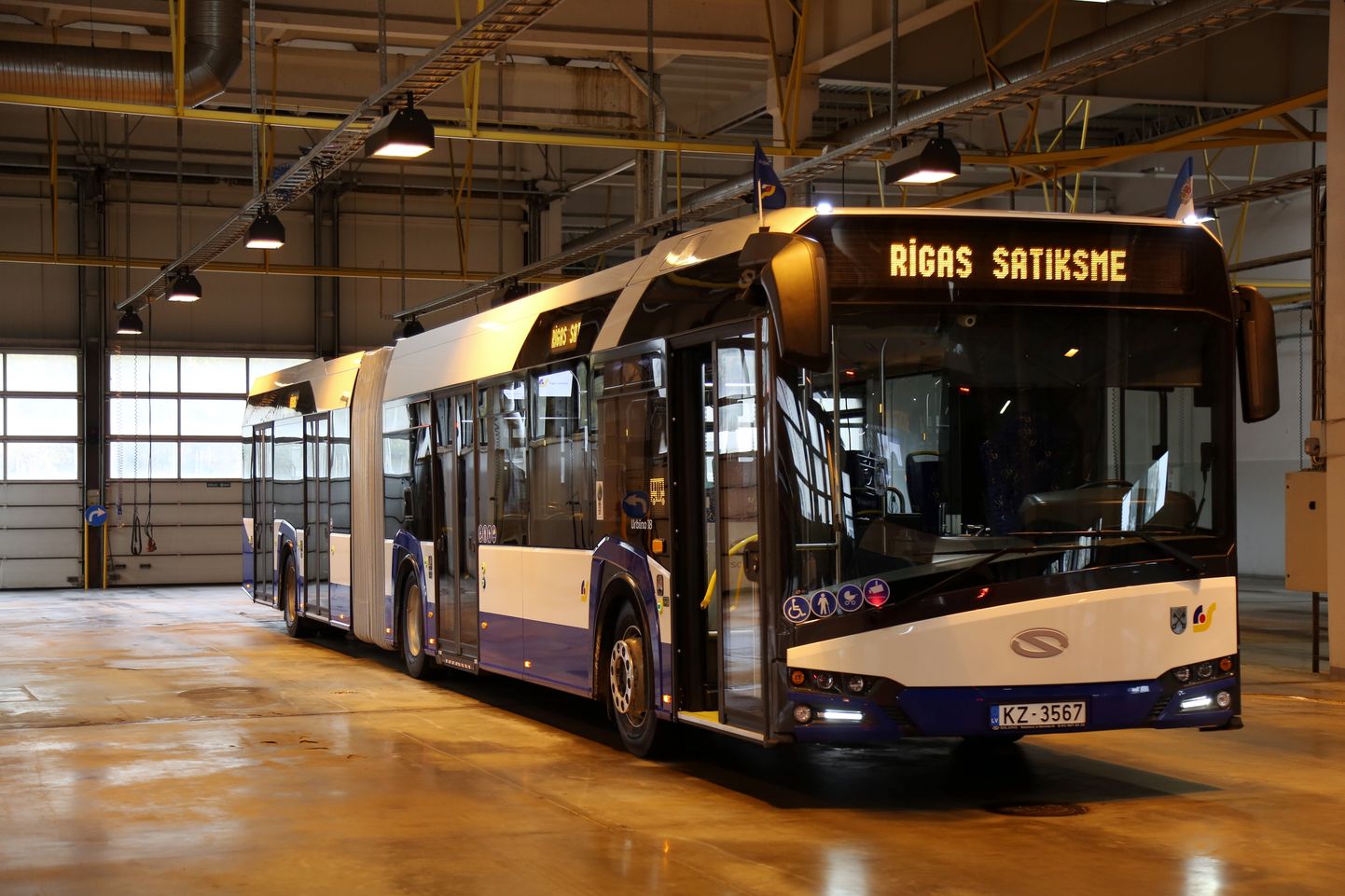 Polijas uzņēmuma "Solaris Bus&Coach s.a." piegādāto jaunā dizaina "Solaris Urbino" autobusu prezentācija pašvaldības uzņēmumā SIA "Rīgas satiksme".