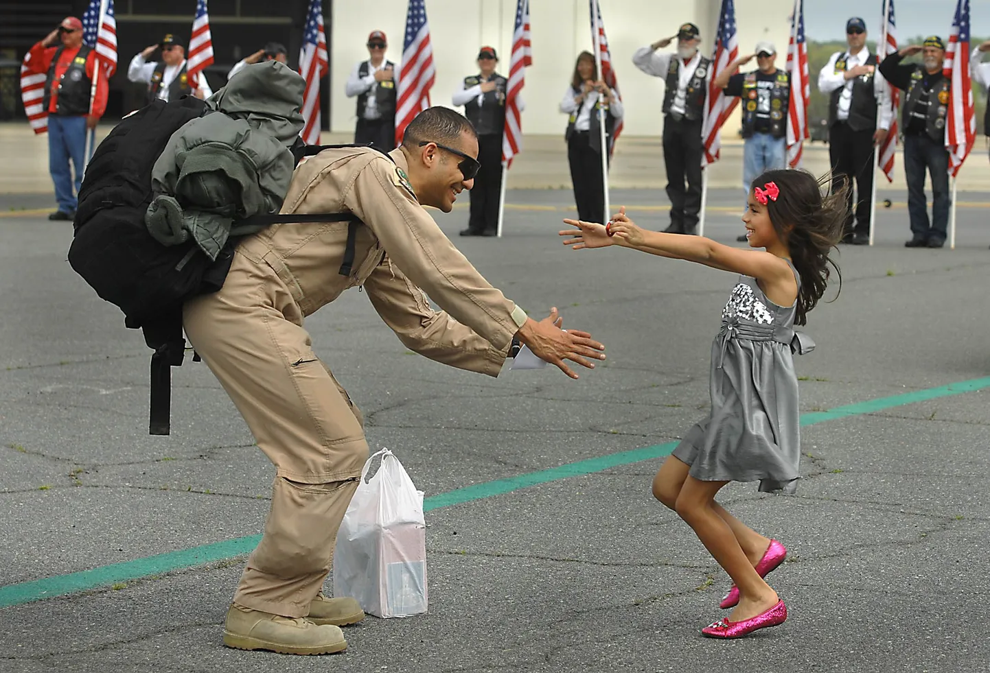 Tütar Afganistani missioonilt koju naasnud USA sõjaväelast tervitamas.