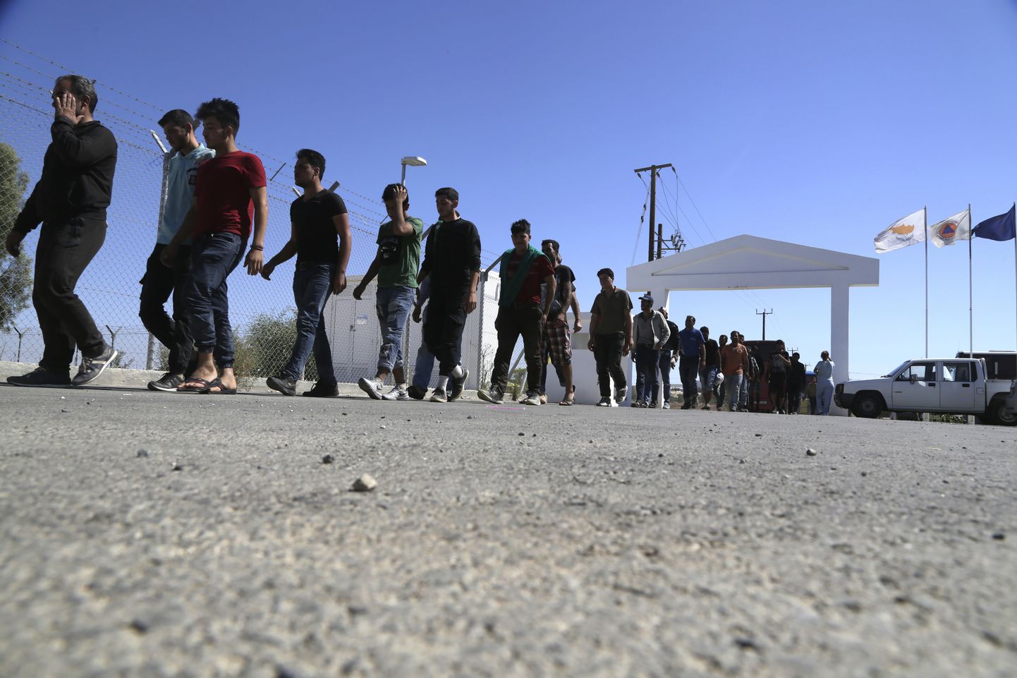 Süüria migrandid kõndimas Kokkinotrimithia põgenikelaagri suunas Küprose pealinna Nicosia lühistel 2017. aasta 10. septembril.