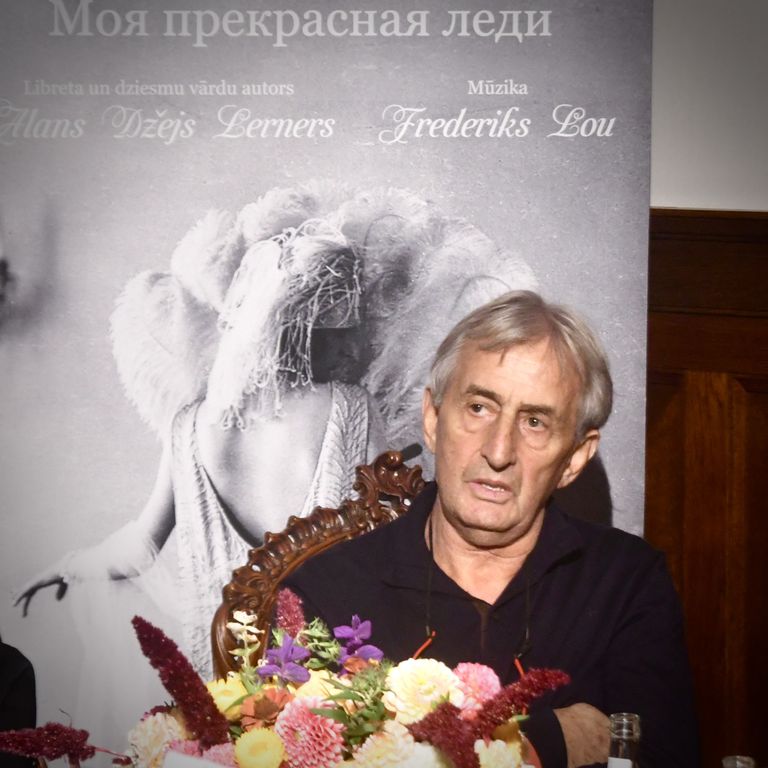 Георгий Месхишвили с плакатом спектакля "Моя прекрасная леди"
