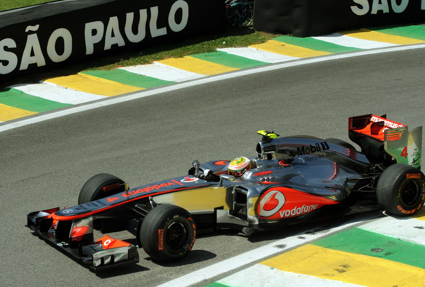 Болид Льюиса Хэмилтона на трассе Гран-при Бразилии.