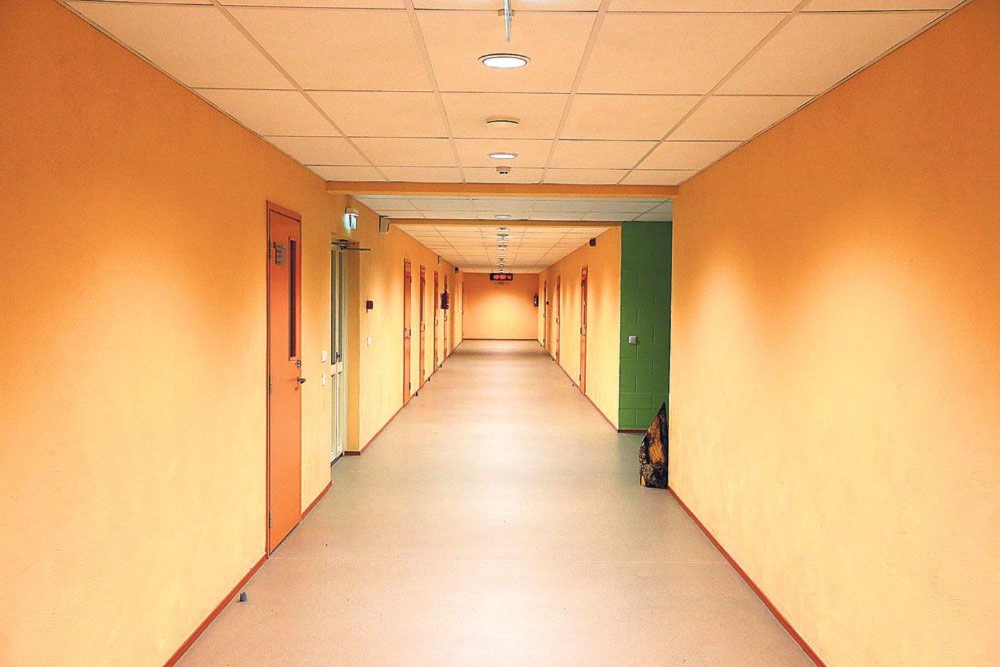 Halva siseõhuga Lähte ühisgümnaasiumi algklasside majas lasi vald välja vahetada jalutuskoridori põrandakatte.
