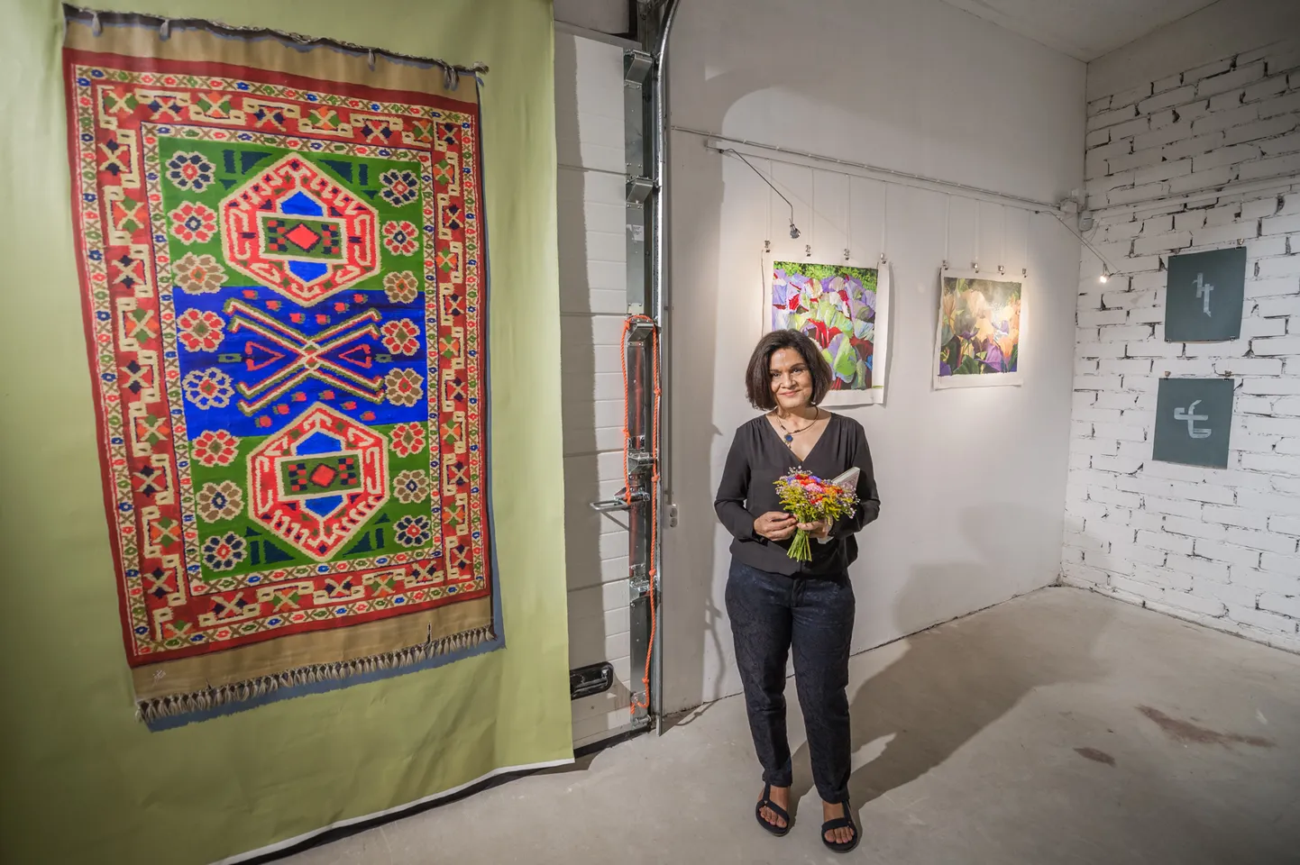 Pakistani kunstnik Rukhe Zaidi esitles eile trüki- ja paberimuuseumis oma kingitust Tartu naiste turvakeskusele.
