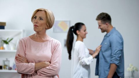HULLUS ⟩ Kasuema tahtis poja abielu kihva keerata absurdsel moel