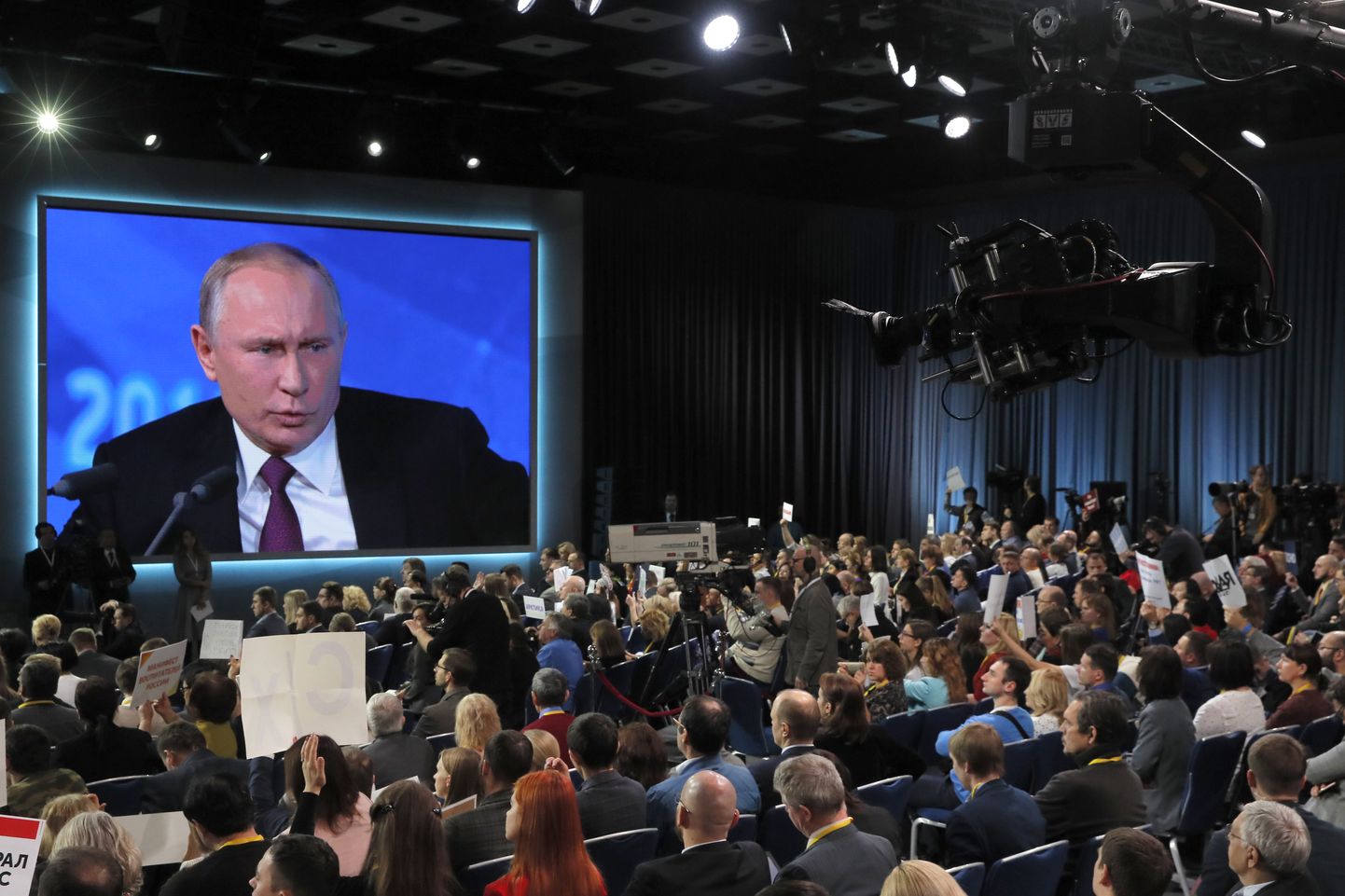 Vene president Vladimir Putin tänasel pressikonverentsil sõna võtmas.
