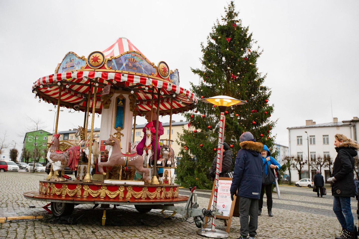 Eelmiste jõulude ajal tiirles Rakvere Keskväljakul laste rõõmuks väike karussell.