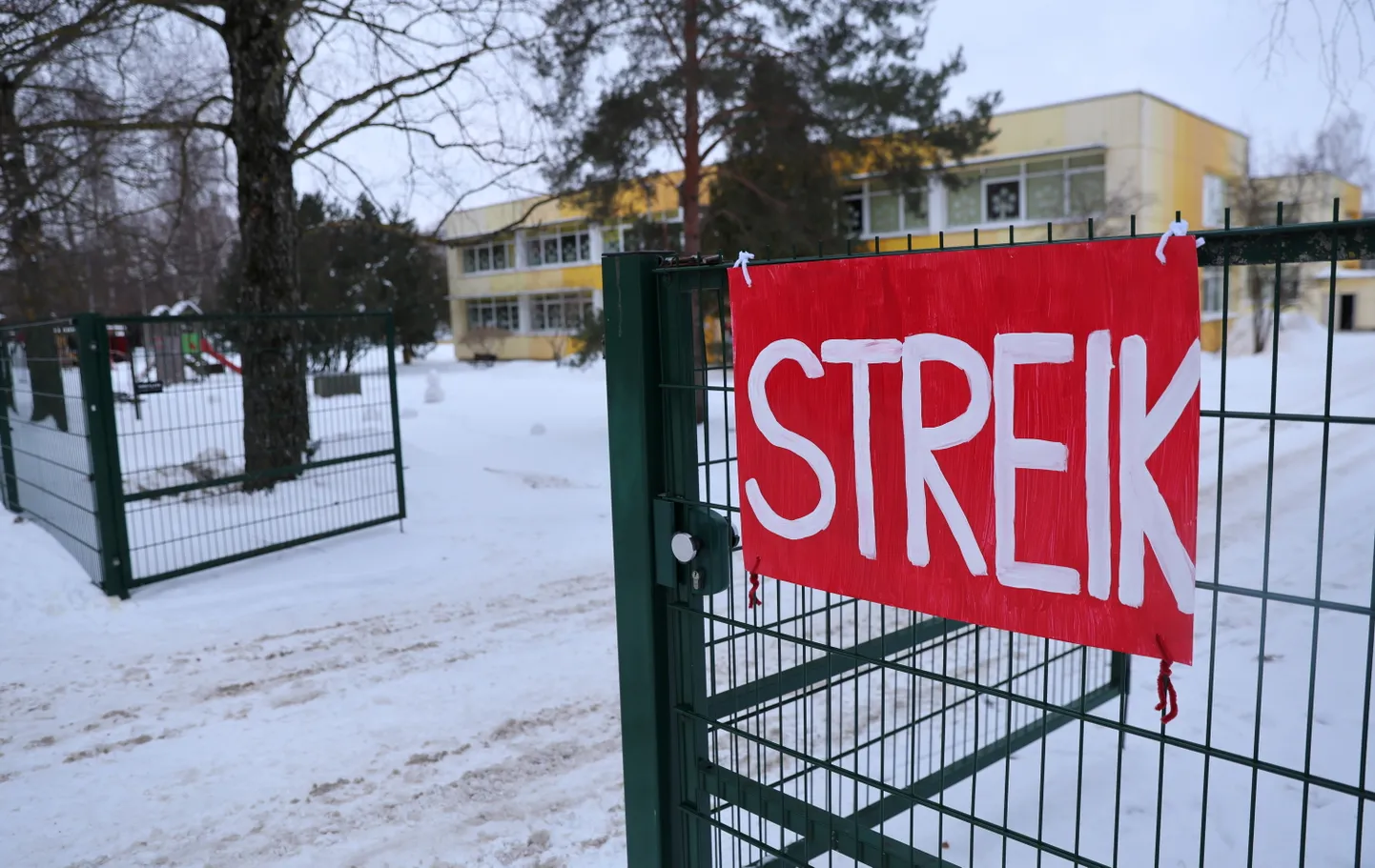 Krõlli lasteaia hoovivärav 22. jaanuari hommikul.