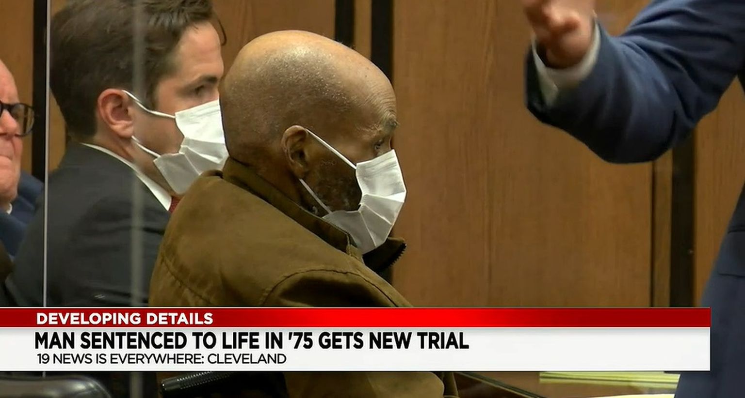 Isaiah Andrews (pruuni jakiga) istub kohtusaalis.