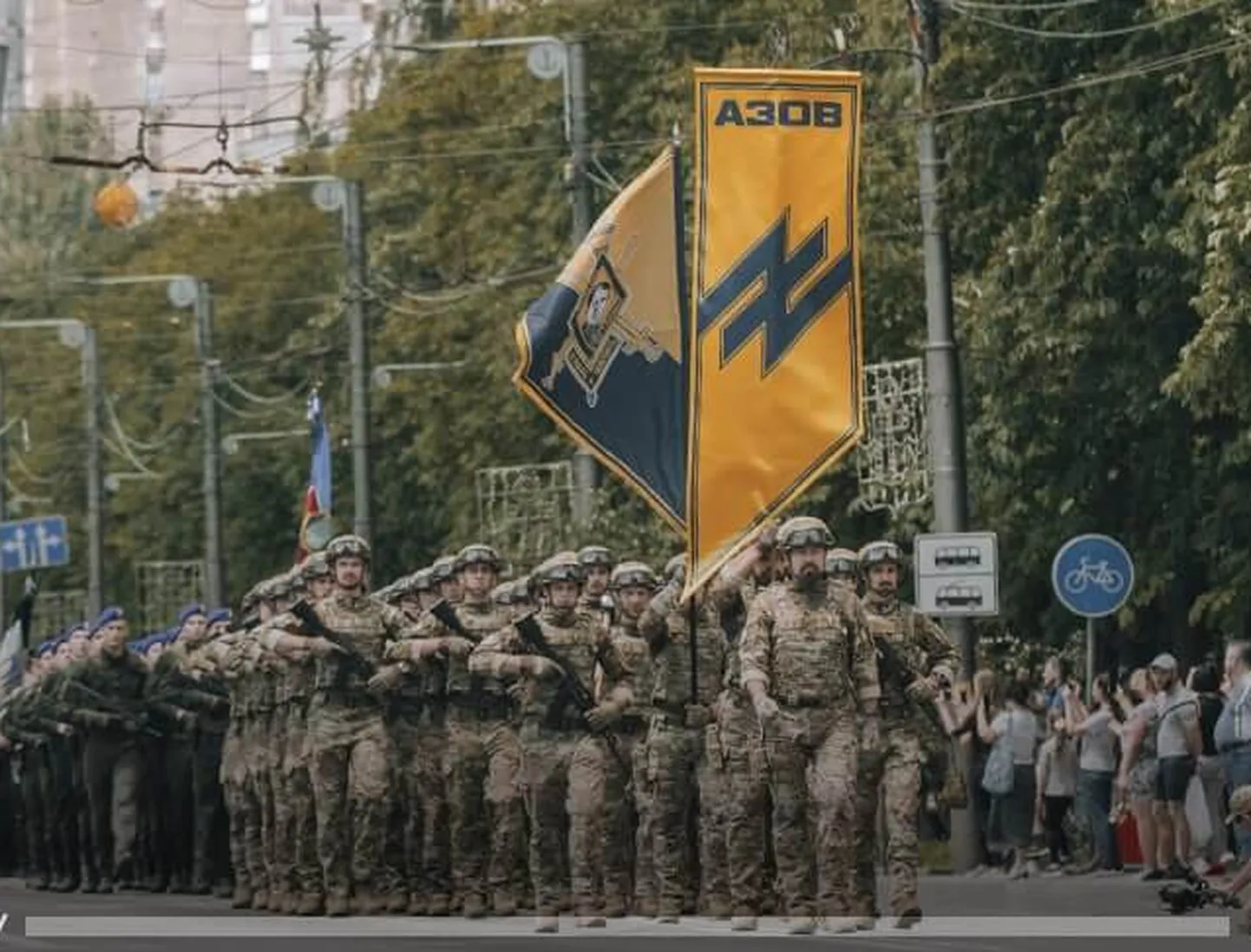 Бойцы "Азова" на параде