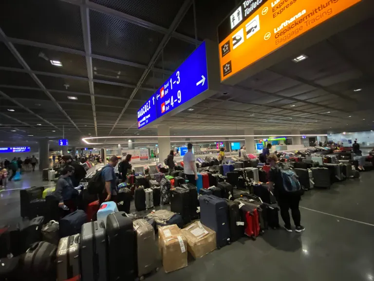 Pagasipõrgu Frankfurdis: omanikust lahus kohvrid aina kuhjuvad.
Багажный ад во Франкфурте: копятся чемоданы, разлученные с владельцами.