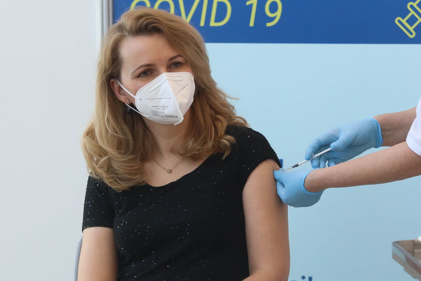 Saeimas priekšsēdētājas biedre Inese Lībiņa-Egnere saņem "Astra Zeneca" vakcīnas pret Covid-19 pirmo poti Paula Stradiņa klīniskajā universitātes slimnīcā.