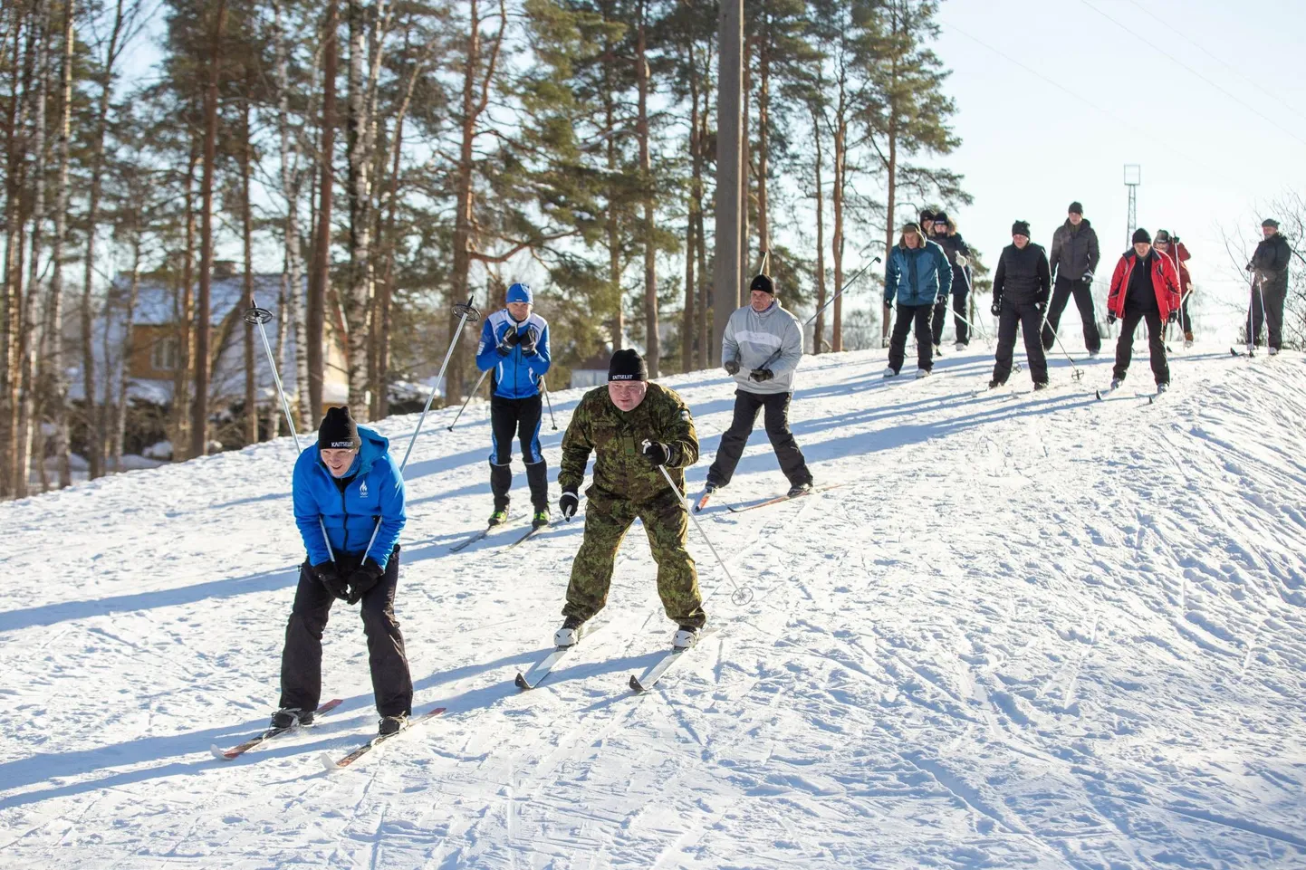 Neljapäeval tegi kaitseliidu Järva maleva staabi rahvas ühise suusasõidu Türil Tolli metsa rajal, et anda kaitseliitlastele eeskuju ja innustust osavõtuks virutaalses ümber maailma suusasõidus.
