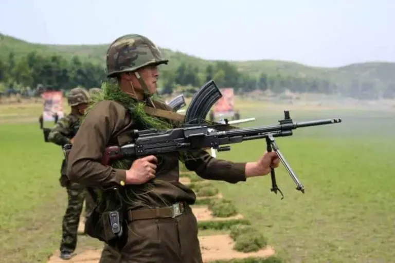 Põhja-Korea sõdur Type 73 kuulipildujaga.