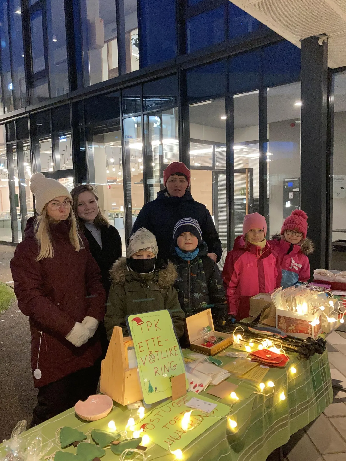 Türi põhikooli ettevõtlike ring jõululaadal raha kogumas.