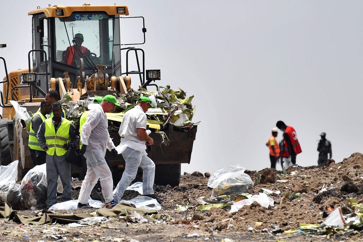 Uurijad Ethiopian Airlinesi lennuki õnnetuspaigas.