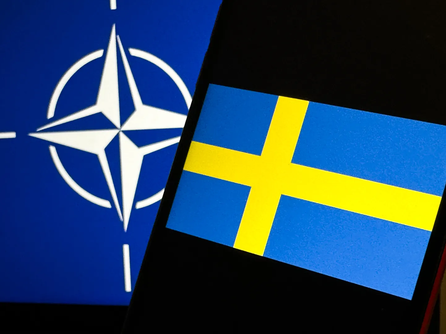 NATO ja Rootsi lipp.