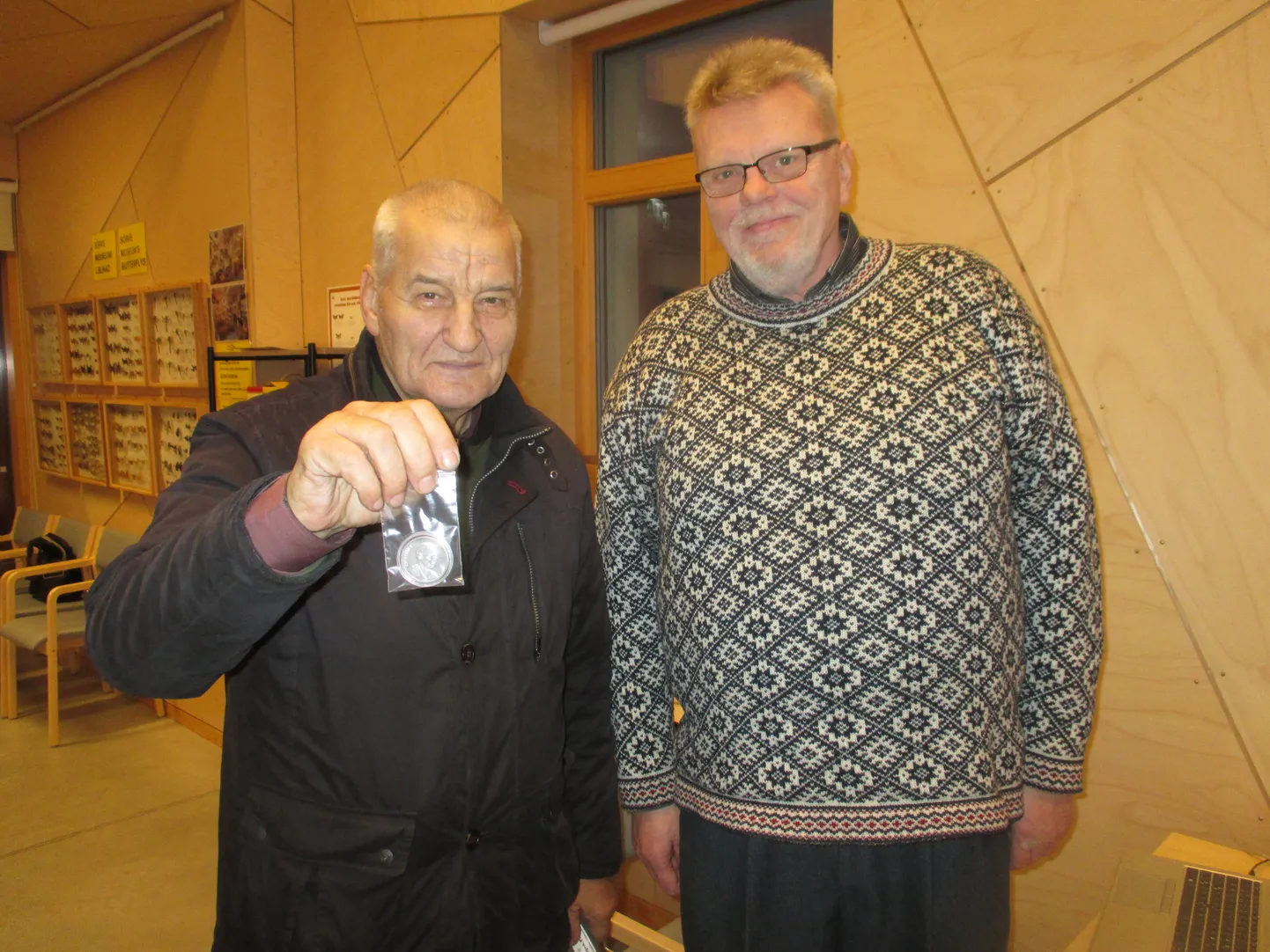 KUNINGRIIGI UUED HÕBERAHAD: Rahapaja ülem Mart Puusepp esitleb vardja Kaupo Vipile ja kuningriigi sünnipäevale tulnud inimestele vastvermitud hõbemünte.