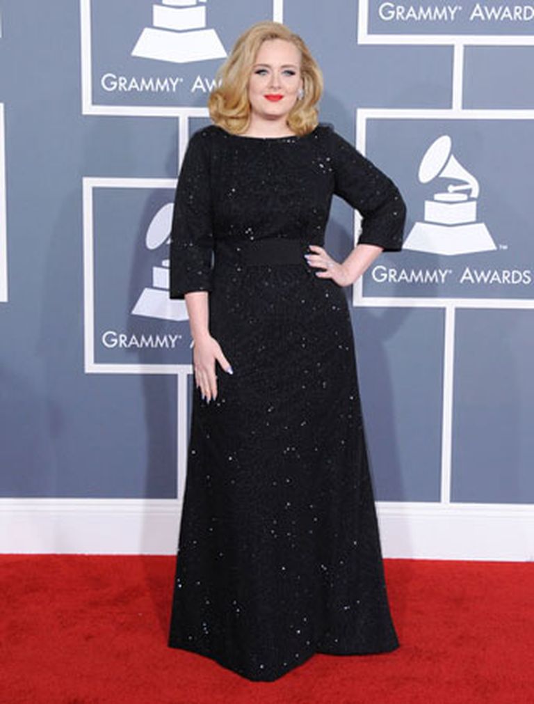 Britu dziedātāja Adele "Grammy 2012" ceremonijā ieradās melnā "Giorgio Armani" modes nama tērpā 