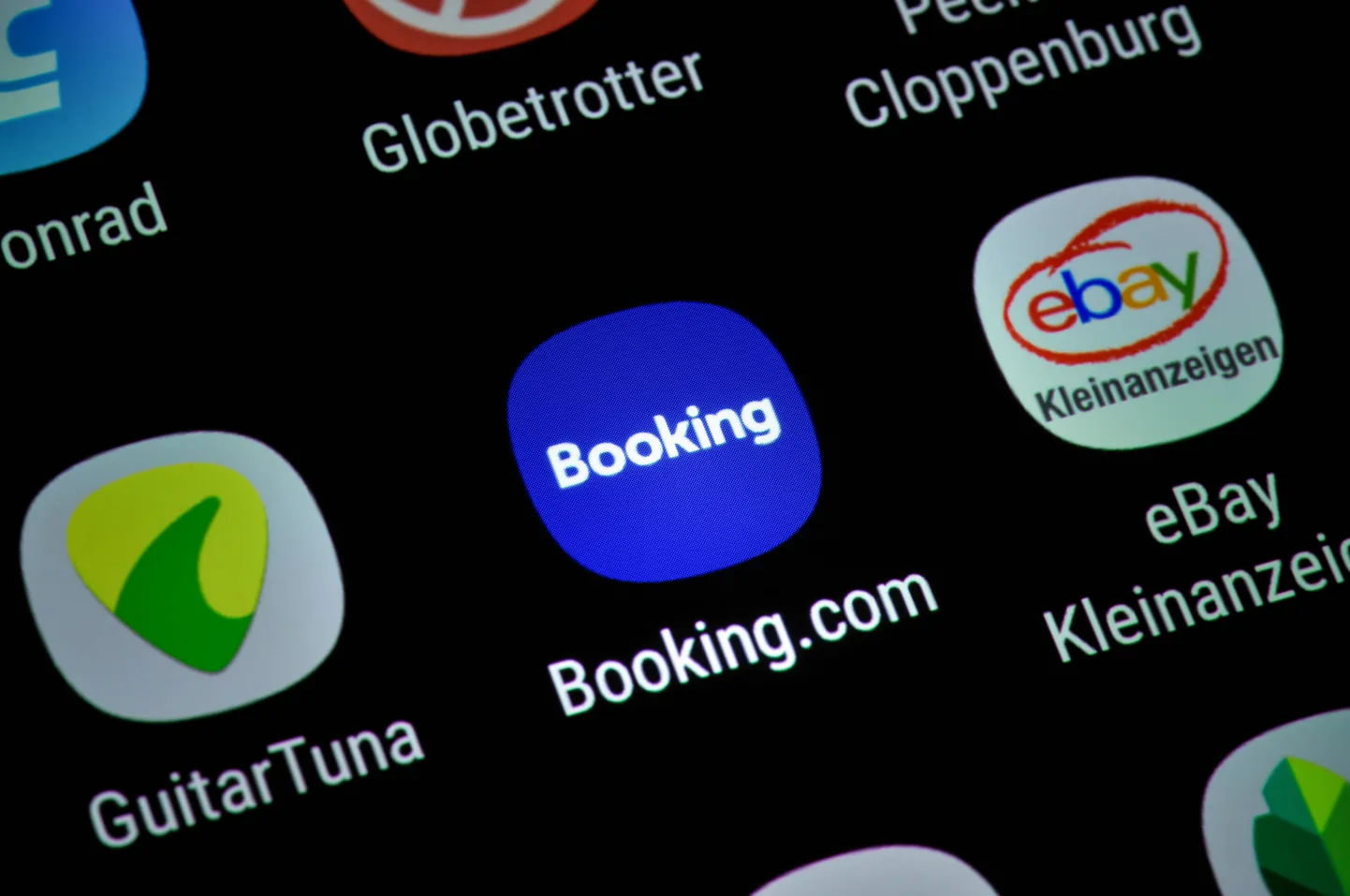 Приложение Booking.com на смартфоне.