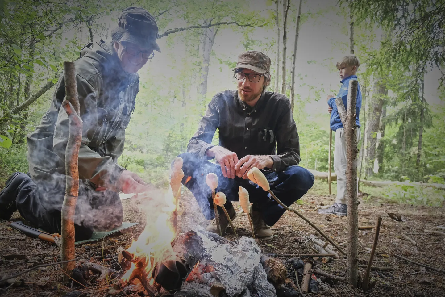 LÕKKEGURMEE: Lõkkel tehtud toit on alati väga maitsev. Seda kinnitavad Taavi Tuisk (vasakul), Aivar Kalle ja Ott Peeter Tuisk. Ei teagi, kas põhjuseks suitsumaitse, elav tuli või hoopiski värskes õhus suurenev söögiisu. Või kõik koos.