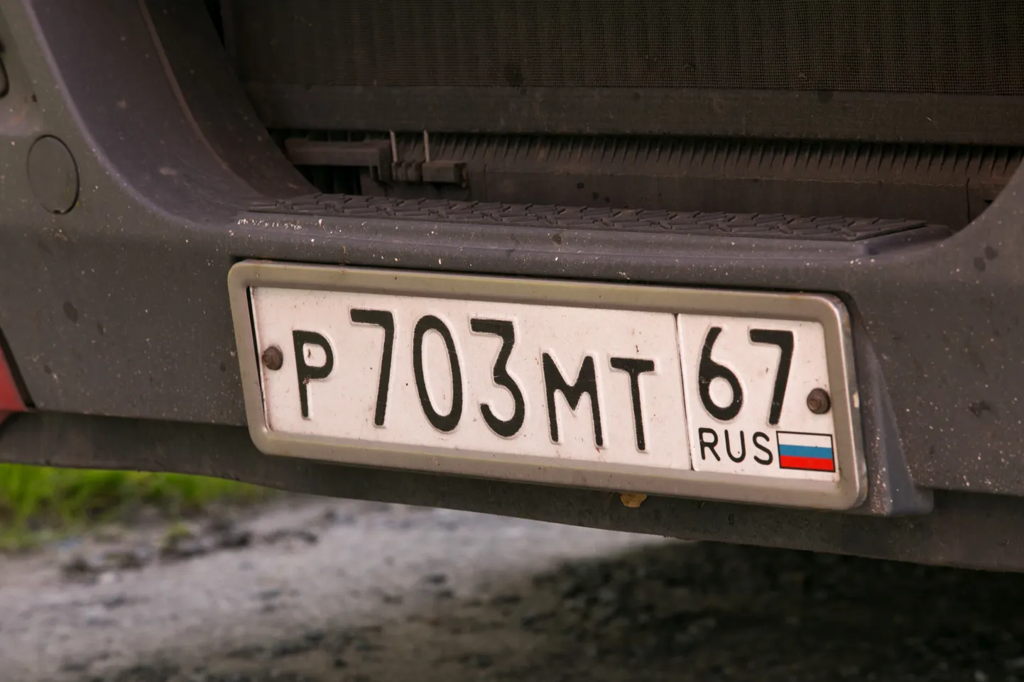 Vene numbrimärgiga veoauto.