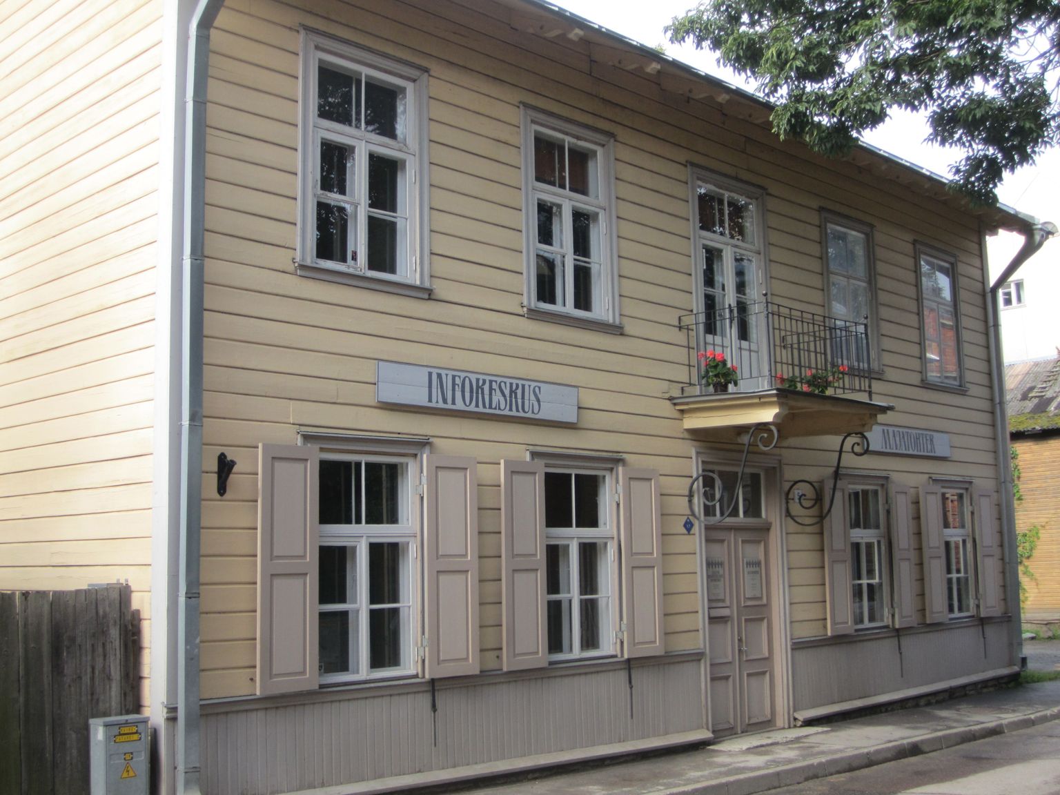 Tallinnas Kalamajas asuv 150 aastat vana maja on keskkonnasõbralikult renoveeritud. Hoones asub Säästva Renoveerimise Infokeskus.