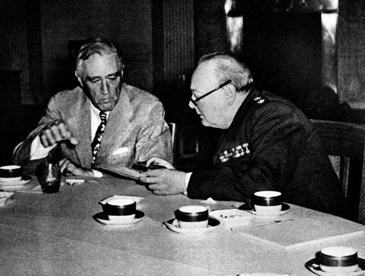В июне 1941 года премьер-министр Великобритании Уинстон Черчилль (справа) и президент США Рузвельт назвали Советский Союз союзником в борьбе против фашистской Германии.