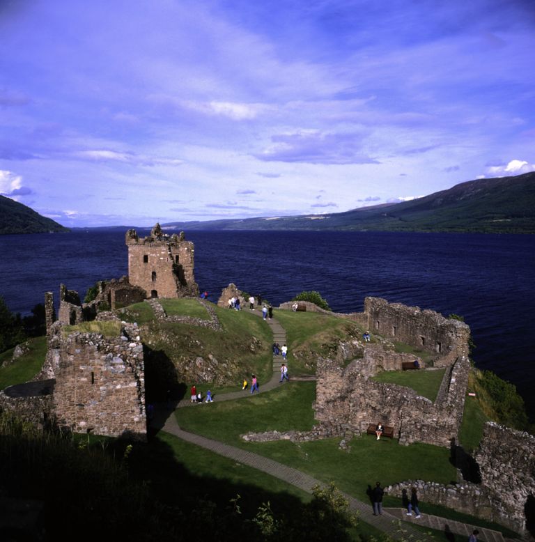 Loch Nessi järve kaldal asuva Urquharti kindluse varemed