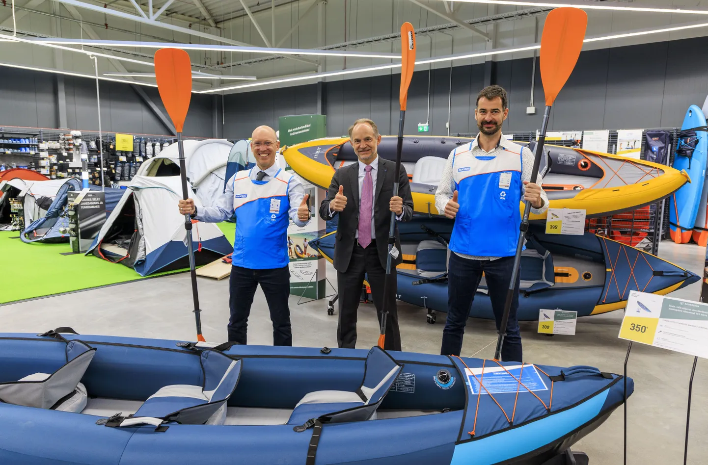 Kurna Pargi Decathloni avasid lõbusalt ja sportlikult  Decathlon Baltimaade juht Nicolas Fogola (vasakul), Prantsuse suursaadik Emmanuel Mignot ja Decathlon Tallinna juht Ivan Kiss.