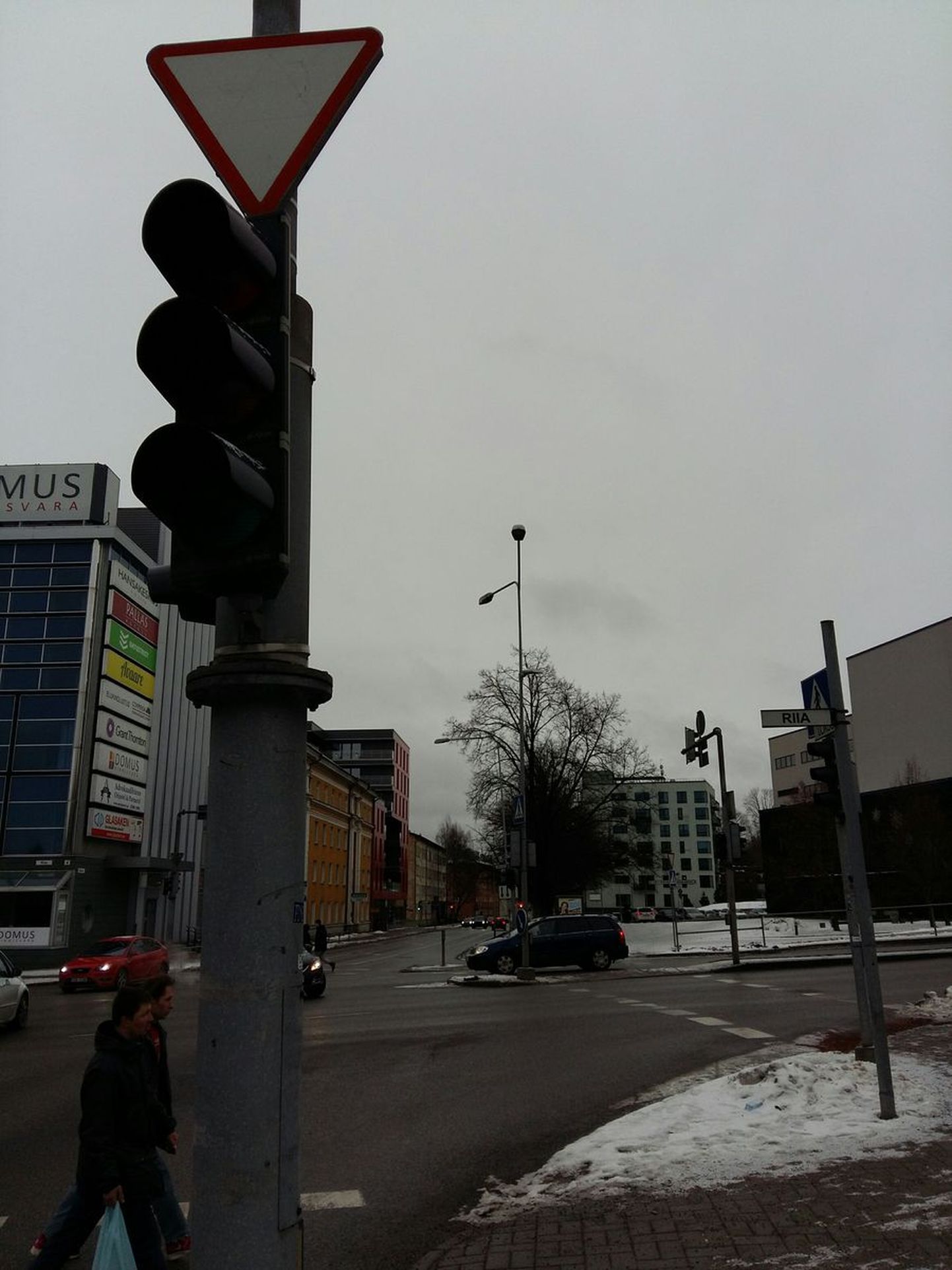 Ülekäigurada Tartu kaubamaja ja Kvartali vahel täna hommikul ja lõuna ajal.