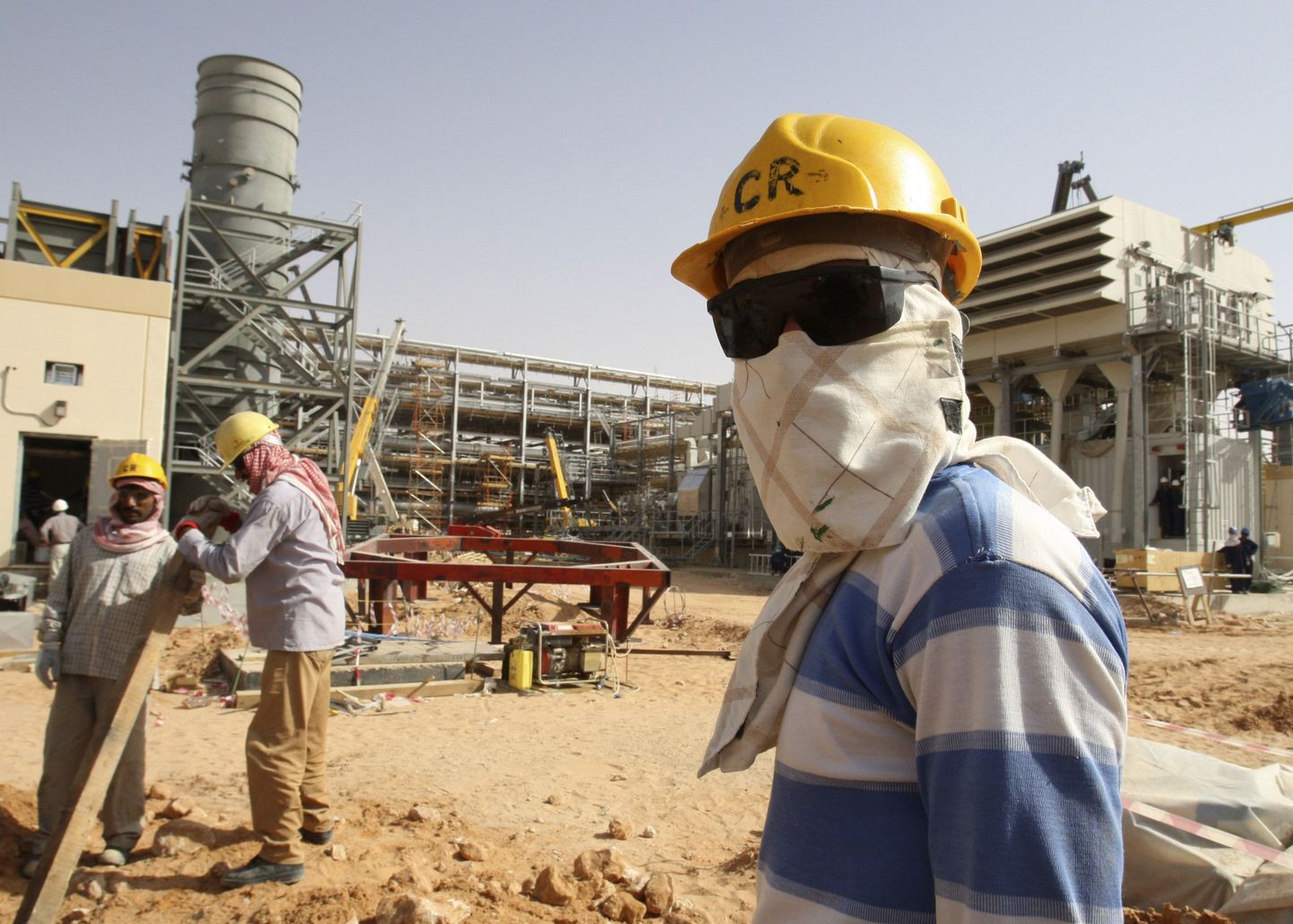 Saudi Araabia töölised Khuraisi naftaväljadel asuvas tehases.