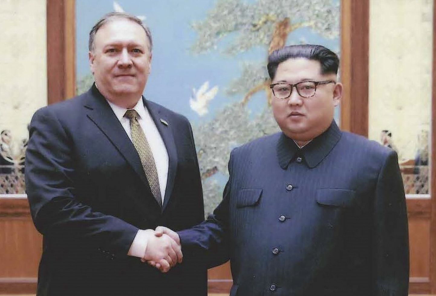 Kim Jong-un (paremal) ja nüüdne USA välisminister Mike Pompeo.