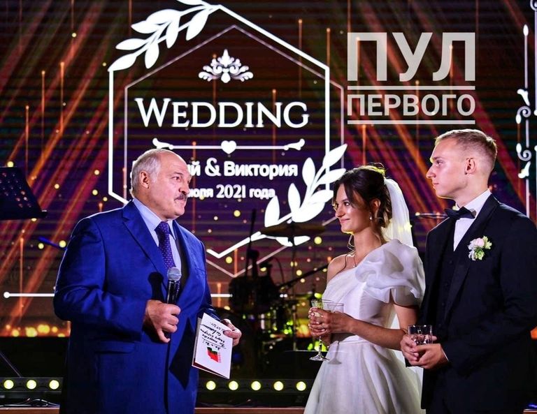 Лукашенко лично приехал на свадьбу к внучке