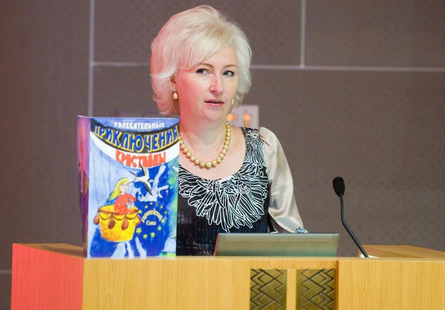 Euroopa Parlamendi liige Kristiina Ojuland ja tema venekeelne värviraamat «Kristiina huvitavad seiklused Euroopa Liidus», kus tutvustatakse euroliidu liikmesmaid.