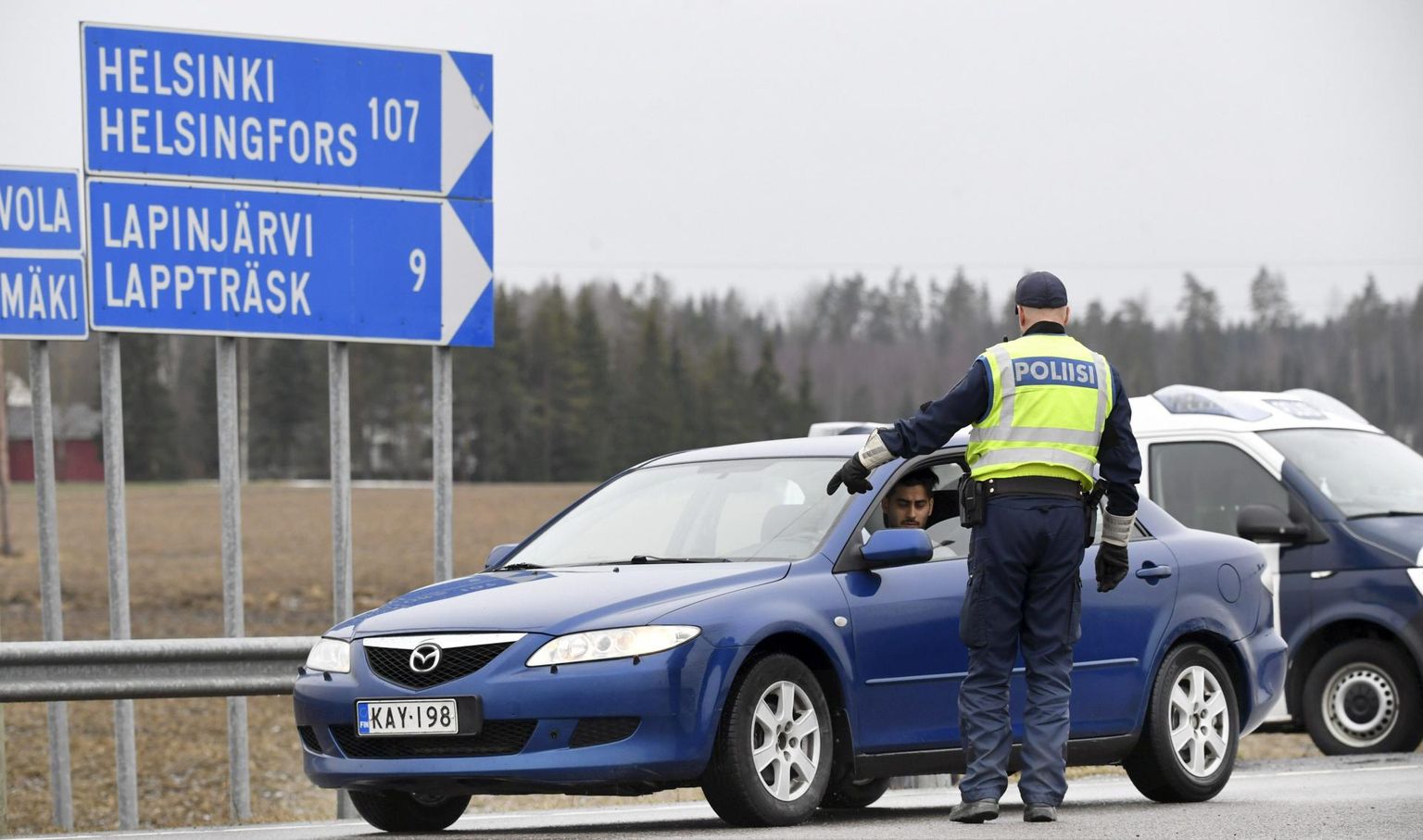 Soome politsei kontrollimas Uusimaale saabuvaid sõidukeid Lapinjärvis.