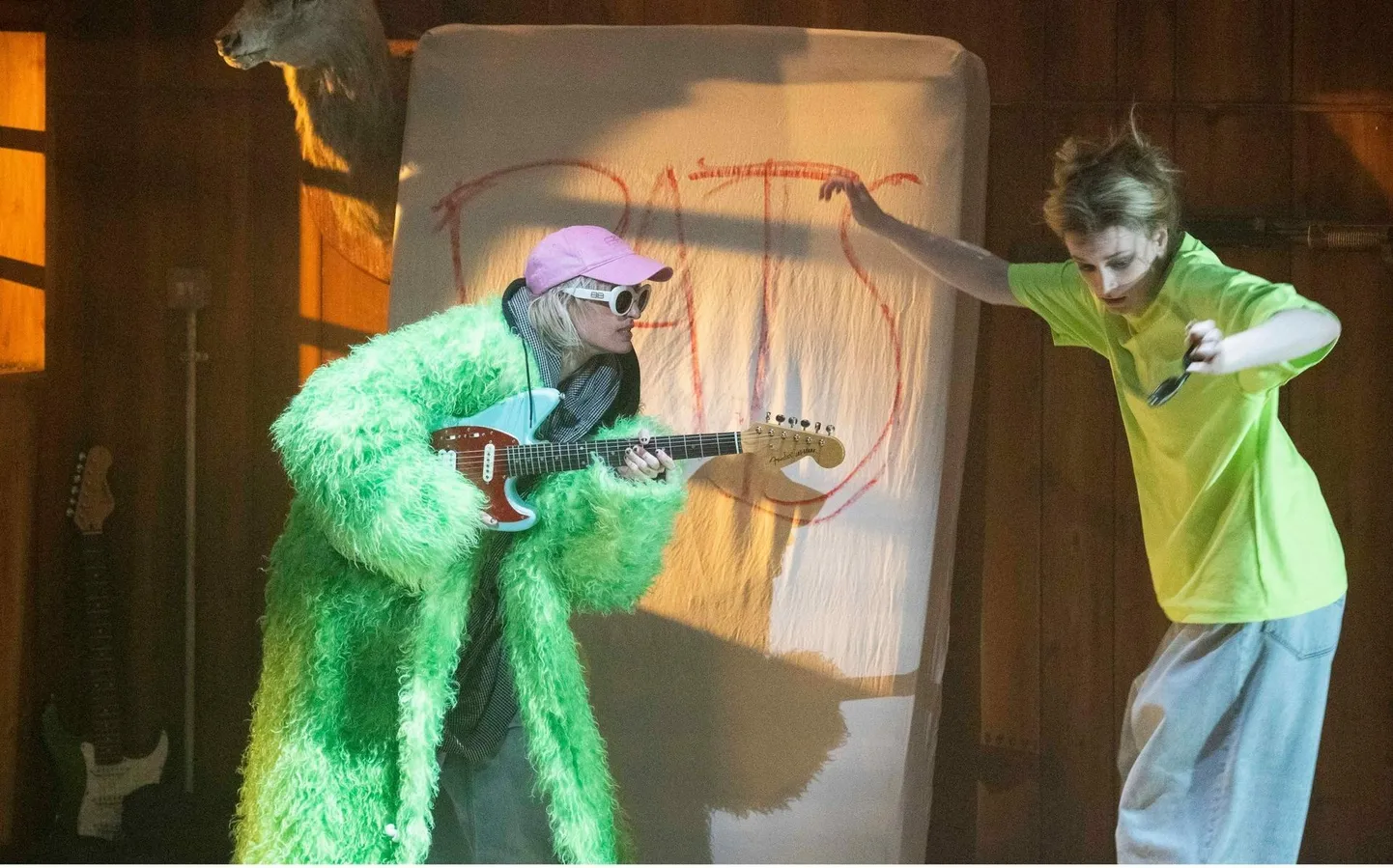 Kurt Cobain (pildil vasakul, prantsuse näitejanna Agathe Rousselle’i kehastuses) on tema elust rääkivas ooperis «Last Days» tehtud praegusajale omaselt sootuks ning nimetatud ilmselt rohkem juriidilistel kui kunstilistel põhjustel Blake’iks.