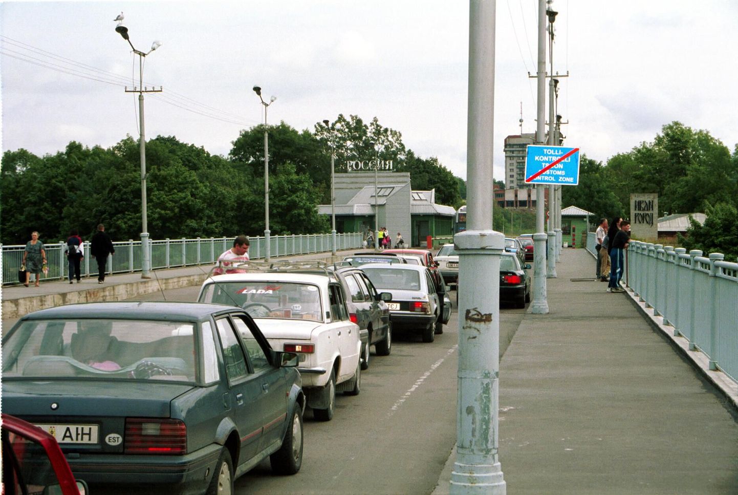 Sõiduautode järjekord Narva piiril