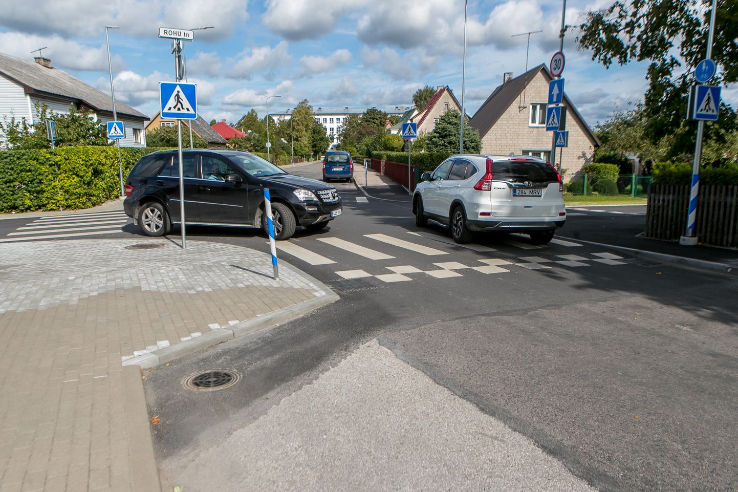 EBAÕNNESTUNUD: Rohu ja Rootsi tänava ristmiku uue liikluskorraldusega pole rahul paljud ümbruskonna elanikud.
