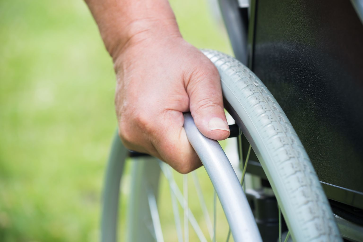 Haigus aheldas endise inseneri ratastooli.