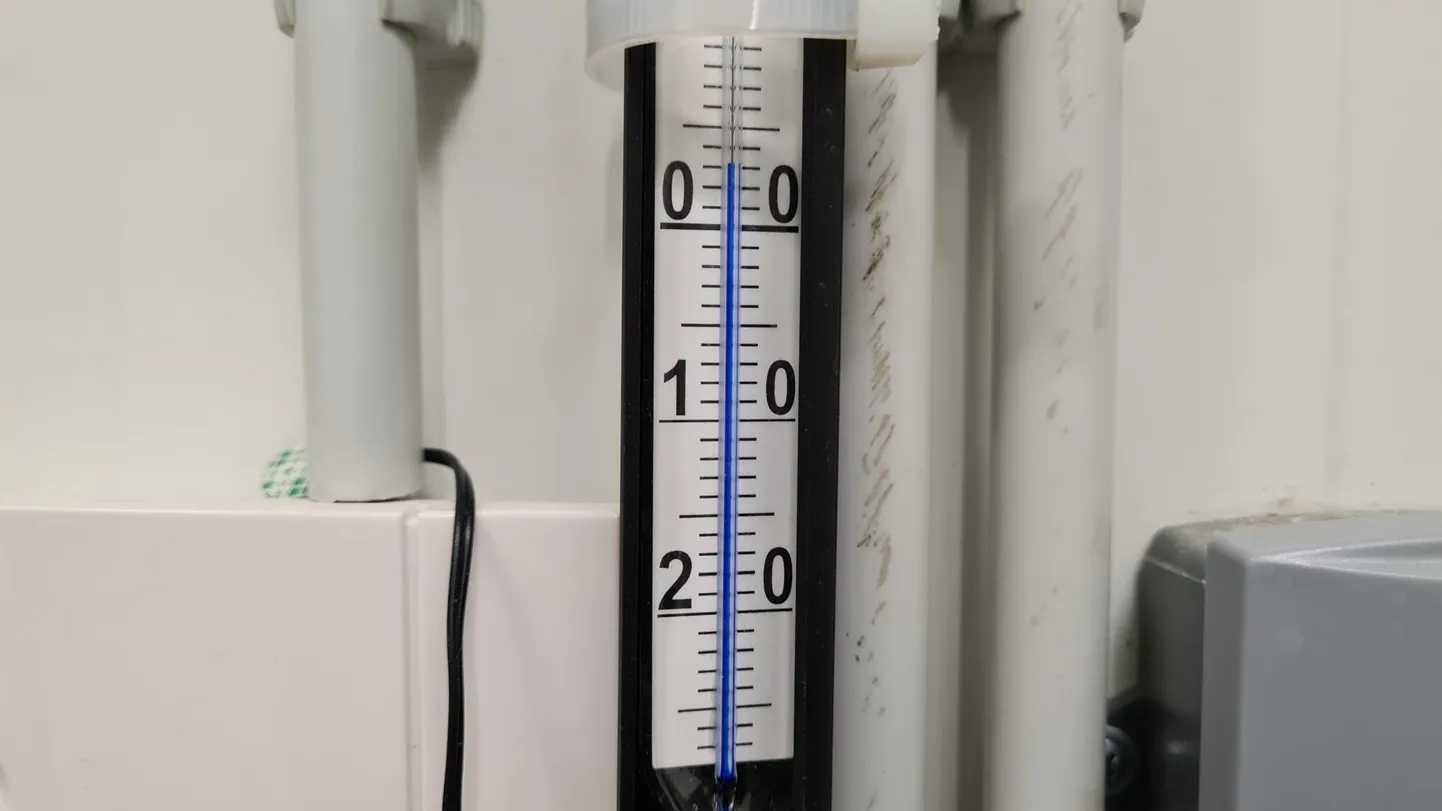 Термометр в холодильной камере Департамента здоровья.