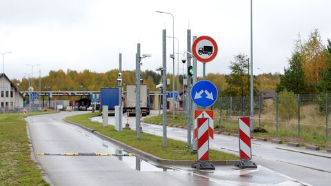 Tadžiks, kurš taranēja Latvijas robežpunkta barjeru, skaidro, ka bēdzis no mobilizācijas. Vīrietis tiesā attaisnots