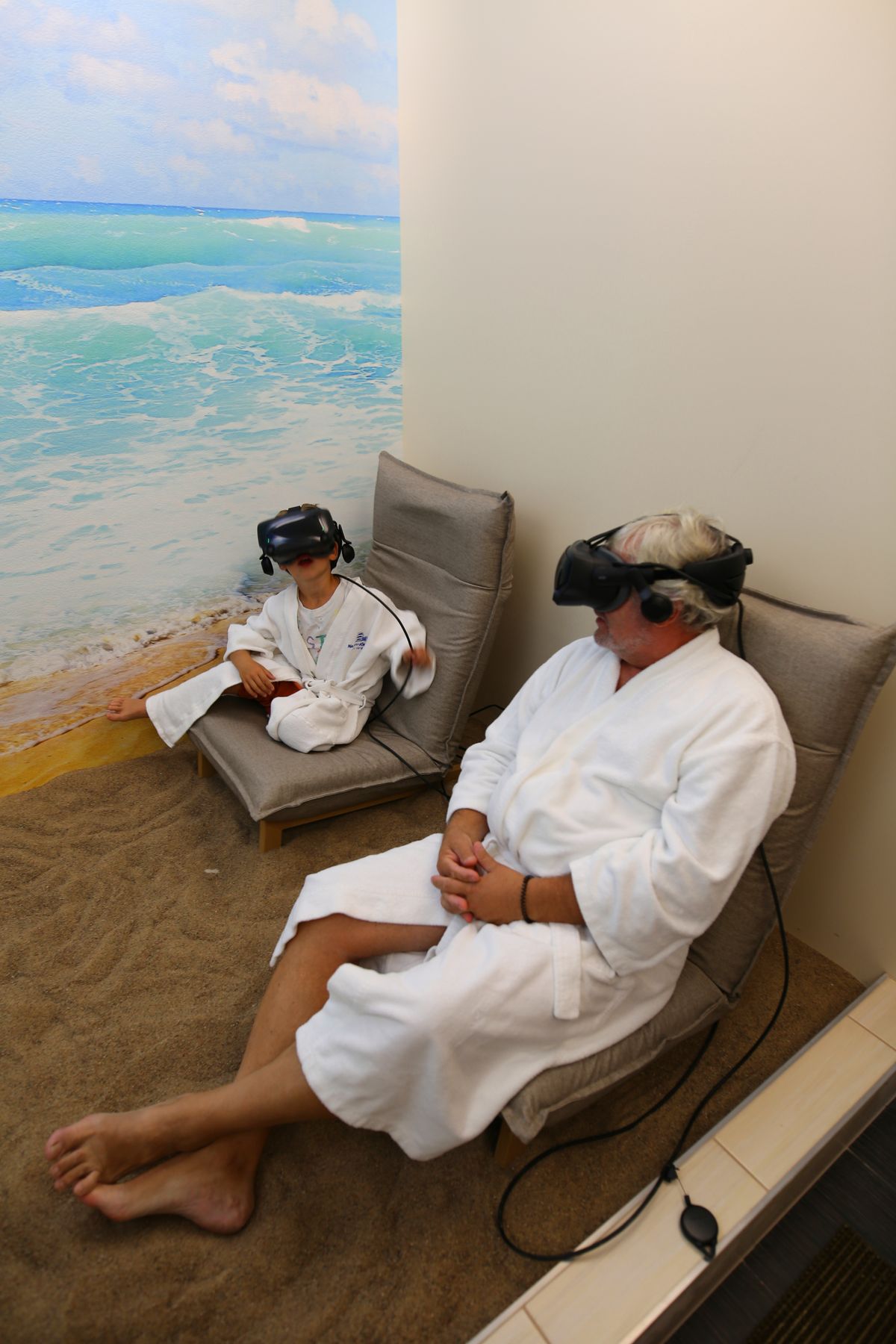 Новая комната виртуальной реальности уносит на тропический пляж, чтобы насладиться шорохом морских волн и ощутить под ногами теплый пляжный песок.