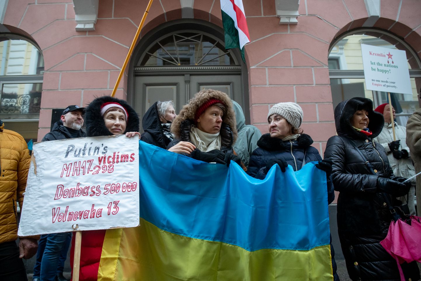 Meeleavaldus Ukraina toetuseks Venemaa saatkonna ees.