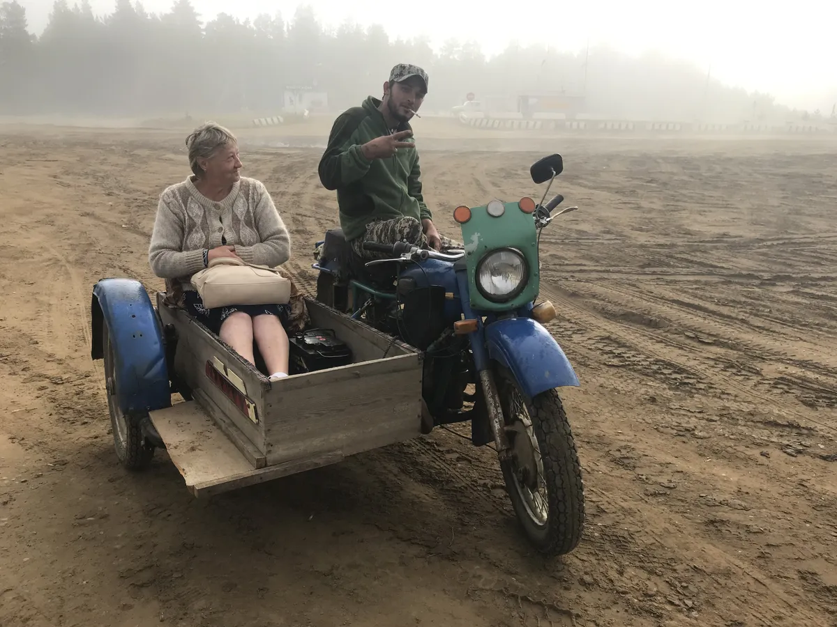 Kohalik leiutis “korobuška” ehk “karbike” kujutab endast kohalikes oludes asendamata IŽ-Jupiteri modifikatsiooni, kus külgkorvi asemele on pandud suur puust kast. Fotol olevad Govorkovo küla elanikud kiidavad, et puust kastis on palju mugavam sõita, sest saab jalgu sirutada ning sinna mahub ka rohkem marja- ja seenekorvi.