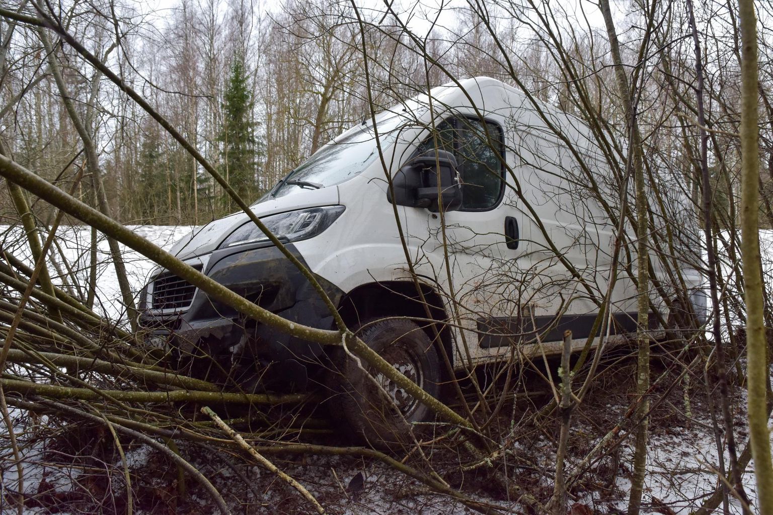 Viljandimaal Ridakülas sõitis teelt välja kaubik, mille juht viidi haiglasse.