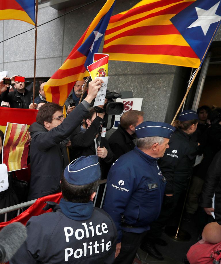 Meeleavaldajad ootamas Puigdemonti pärast teisipäevast pressikonverentsi Brüsselis.