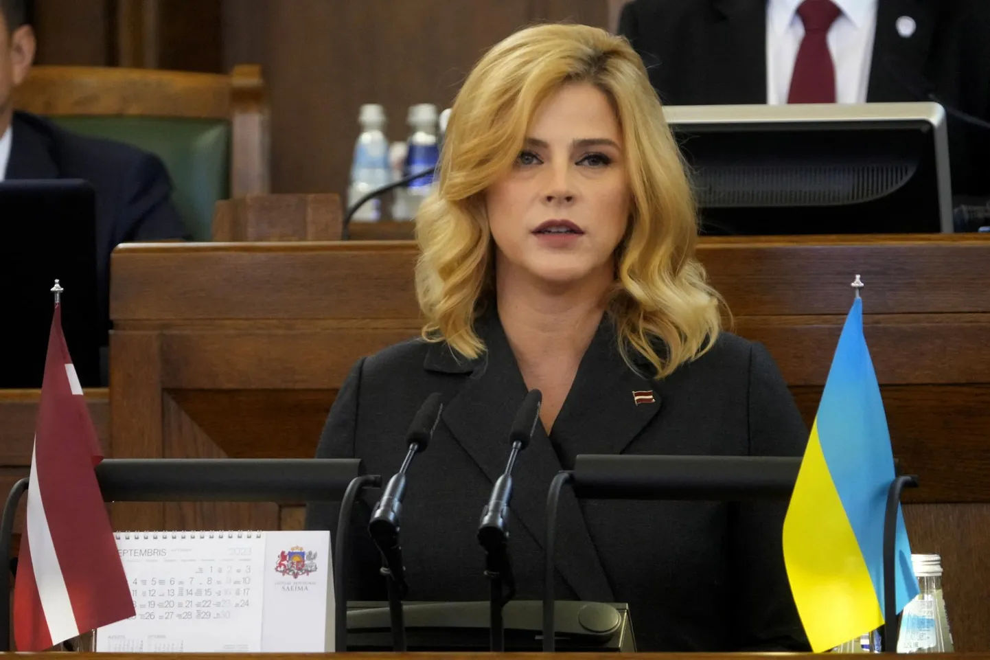 Evika Siliņa Läti parlamendi ees küsimustele vastamas enne tema peaministriks kinnitamist.
