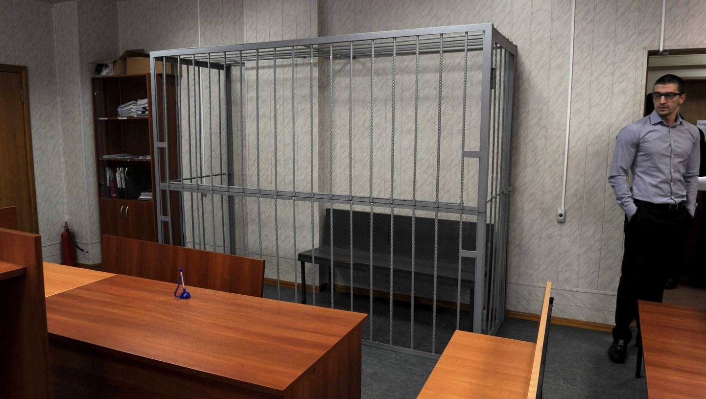 Advokaatide kohad Tveri rajoonikohtu istungitesaalis olid täna tühjad. Ka oli tühi puur, kuhu tavaliselt paigutatakse kohtualune.